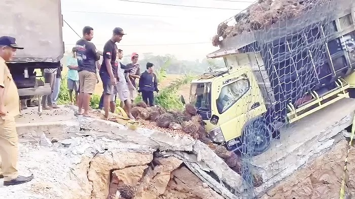 Truk sawit yang bikin ambles jalan