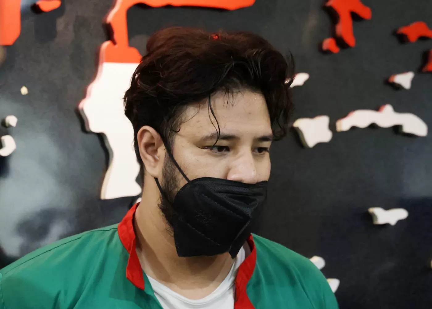 Artis Ammar Zoni berbaju tahanan saat gelar rilis di Polres Jakarta Barat, Jumat (15/12/2023).