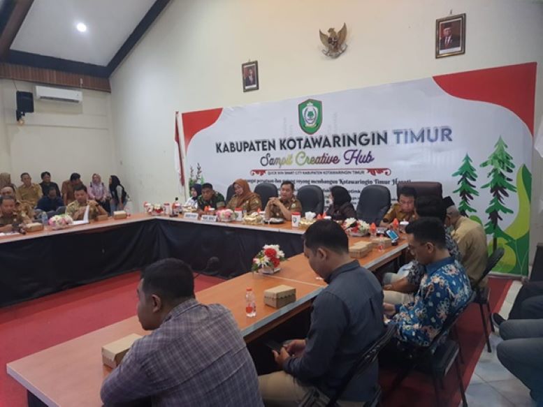 PERTEMUAN VIRTUAL: Bupati Kotim Halikinnor dan jajaran mengikuti penandatanganan kontrak pengadaan barang dan jasa, Senin (29/1/2024). (HENY/RADAR SAMPIT)