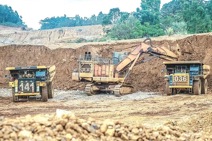 BAHAN BAKU BATERAI: Ekskavator memindahkan tanah ke truk dalam pertambangan nikel di Sorowako, Sulawesi Selatan (28/7). Bijih nikel merupakan hasil tambang pertama yang dilarang diekspor secara mentah