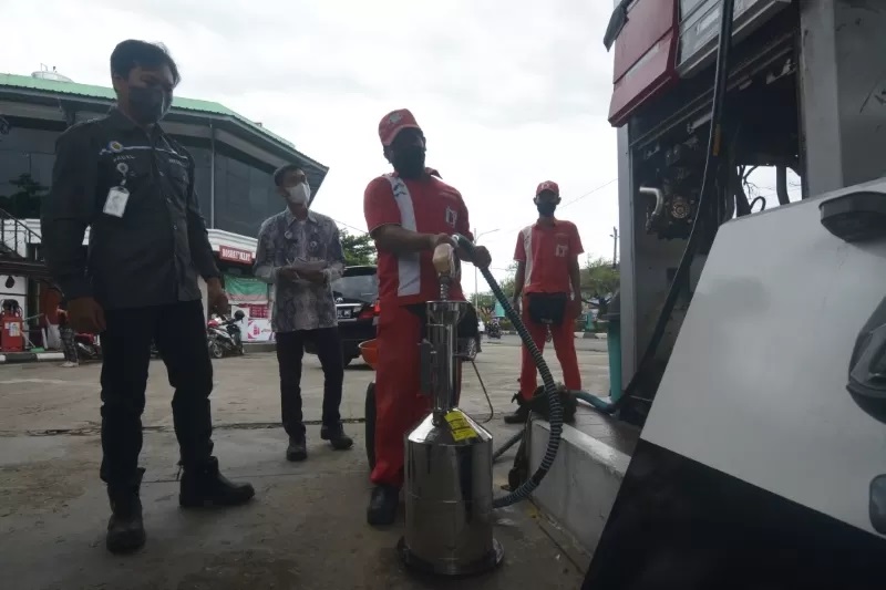 TERA ULANG: Petugas Disperdagin ketika menera ulang SPBU di Banjarmasin, beberapa waktu lalu.&nbsp; (FOTO: WAHYU RAMADHAN/RADAR BANJARMASIN)