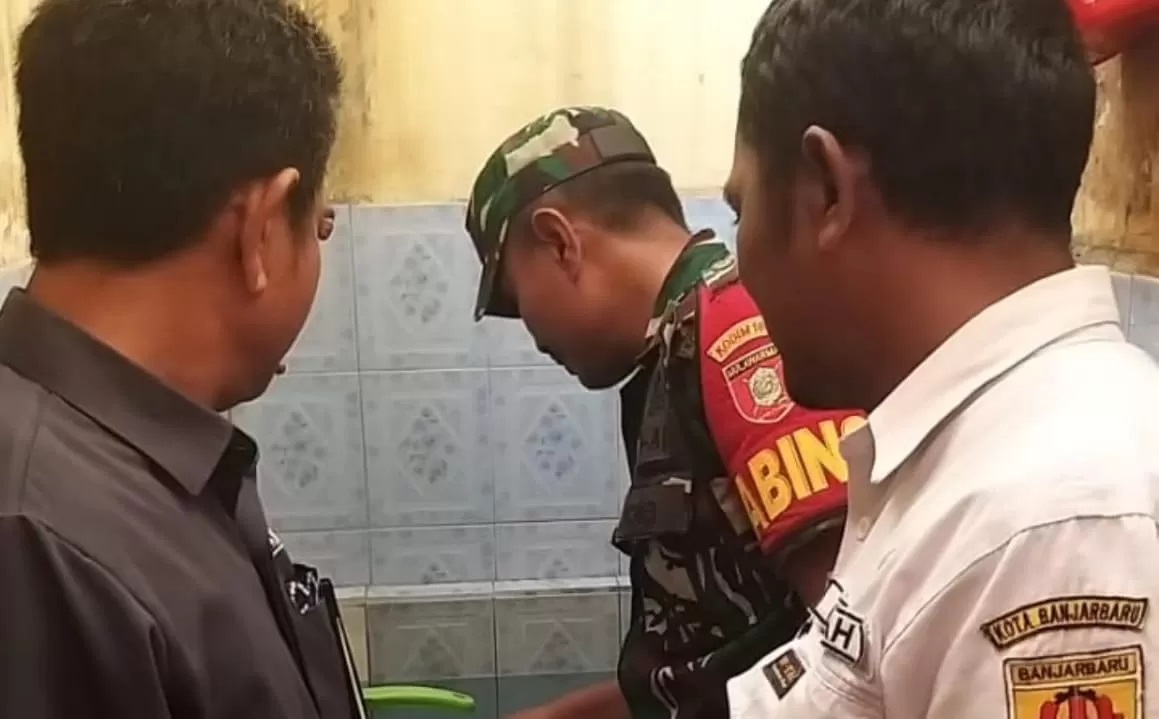 PENGECEKAN - Lurah Guntung Paikat bersama Babinsa Guntung Paikat saat melakukan pengecekan jentik nyamuk beberapa waktu lalu. (FOTO: KELURAHAN GUNTUNG PAIKAT UNTUK RADAR BANJARMASIN)