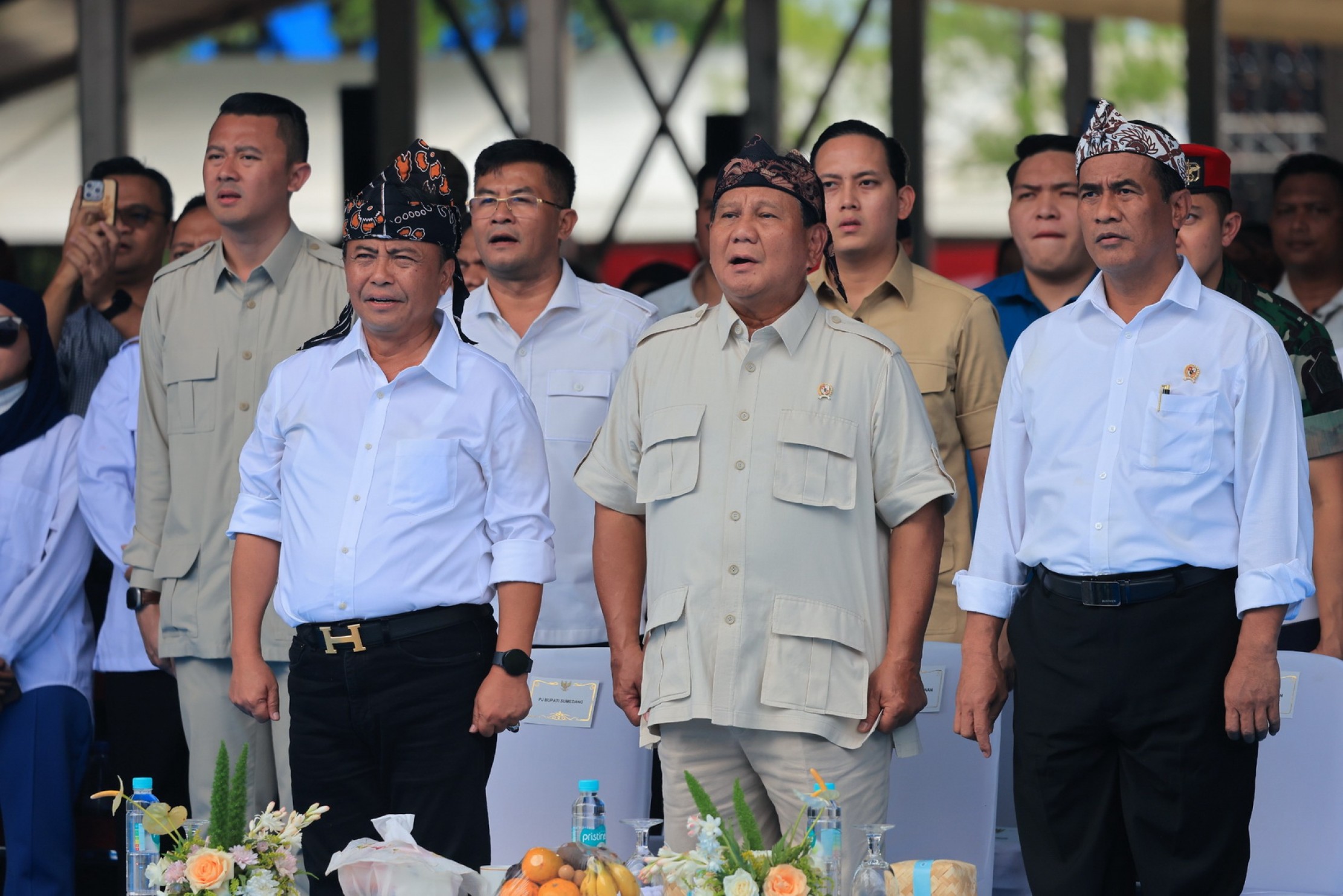 PENYULUHAN: Prabowo Subianto (tengah) bersama Amran Sulaiman (kanan) saat bertemu petani di Sumedang, Jawa Barat, (30/1).&nbsp;  TIM MEDIA PRABOWO
