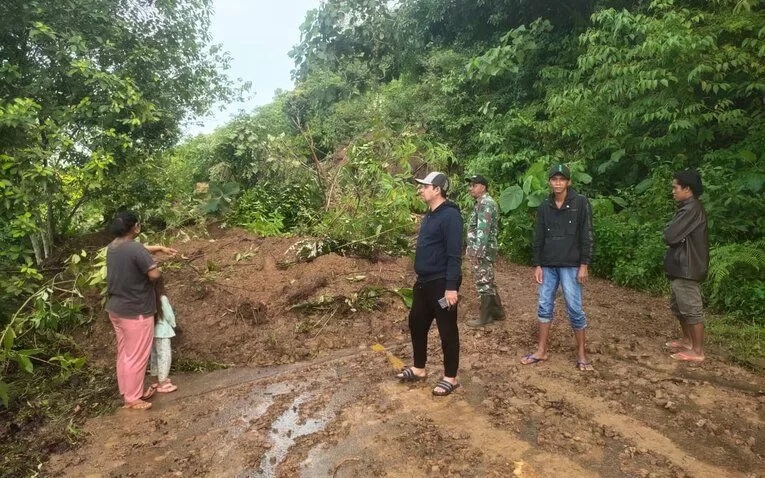 LONGSOR: Jalan Trans Batulicin-Kandangan longsor, Rabu (31/1/2024), warga diminta menunda perjalanan sampai proses pembersihan jalan selesai.(Foto: Kecamatan Mantewe untuk Radar Banjarmasin)