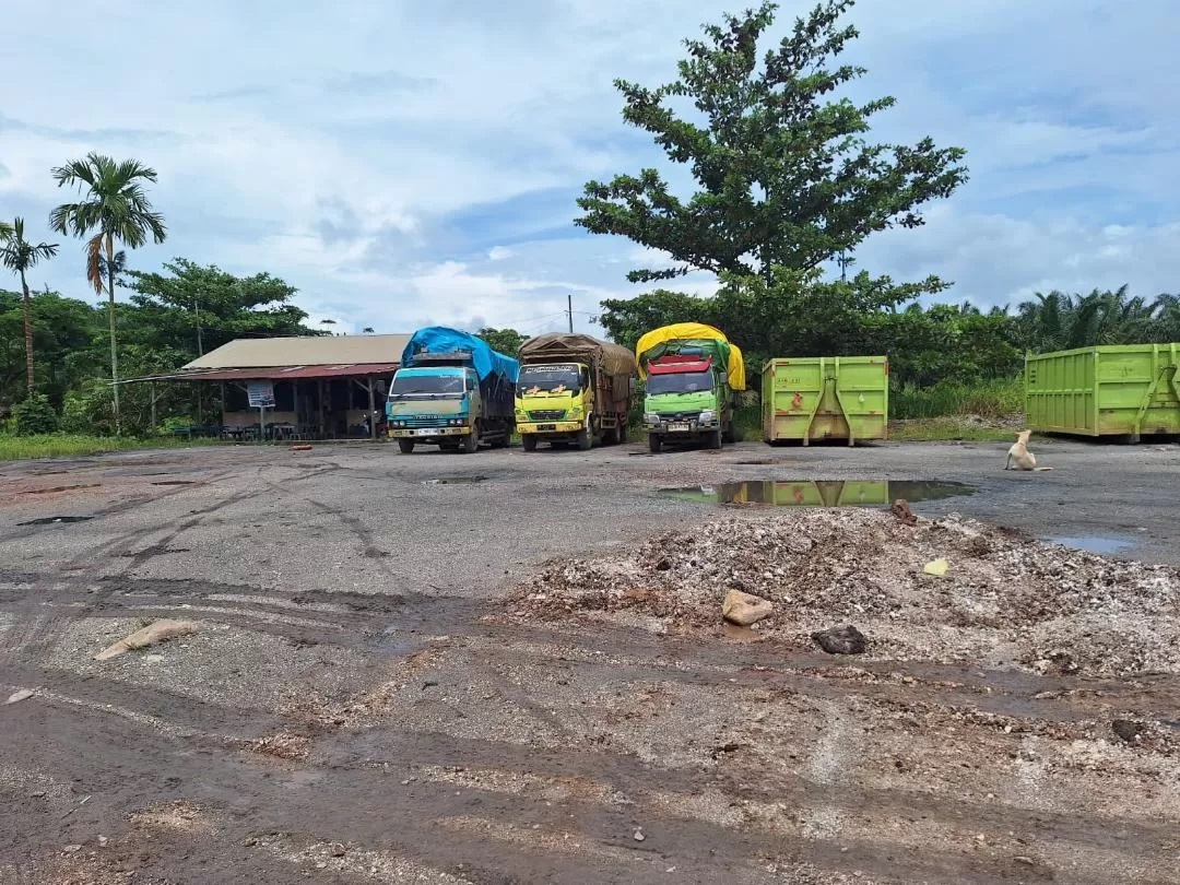 DIAMANKAN: Tiga truk berisi rotan masih diamanankan di Desa Kekurak, Kecamatan Badau. (ISTIMEWA)