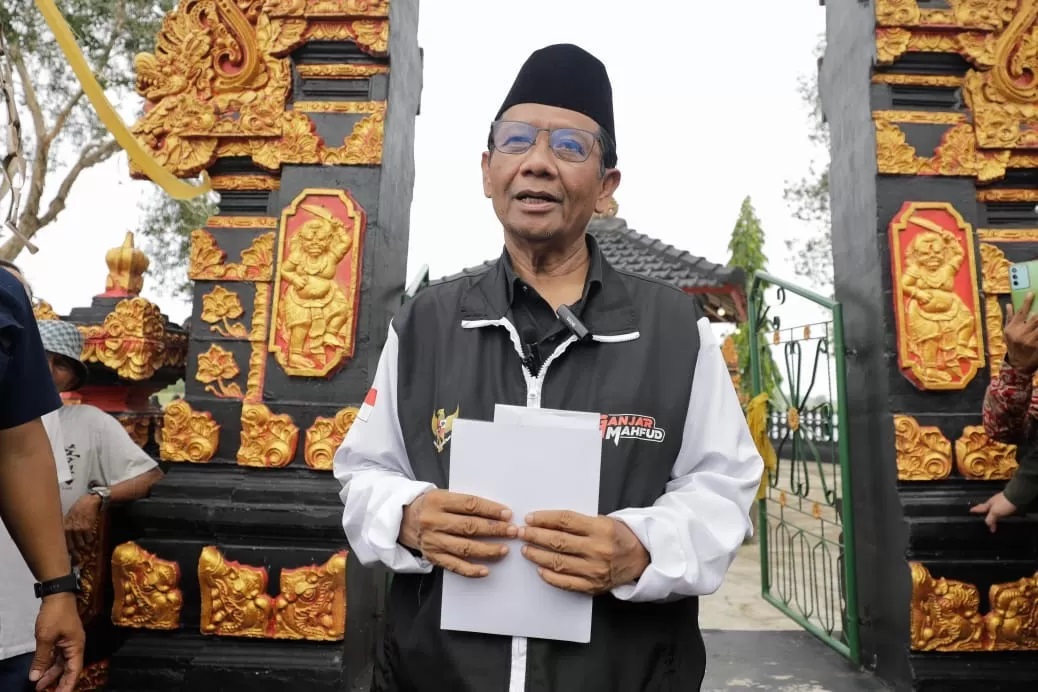 Calon Wakil Presiden (Cawapres) Nomor Urut 3, Mahfud MD berkunjung ke Pura Ulun Danu di Kabupaten Lampung Tengah, Provinsi Lampung, Rabu (31/1/2024). (DOK: TPN GANJAR - MAHFUD)