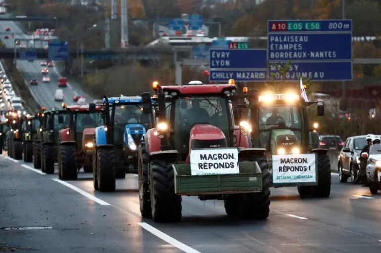 PROTES: Petani Prancis protes atas tekanan harga, pajak, dan peraturan ramah lingkungan di Beauvais, Prancis, 29 Januari 2024. (REUTERS/ Stephanie Lecocq)