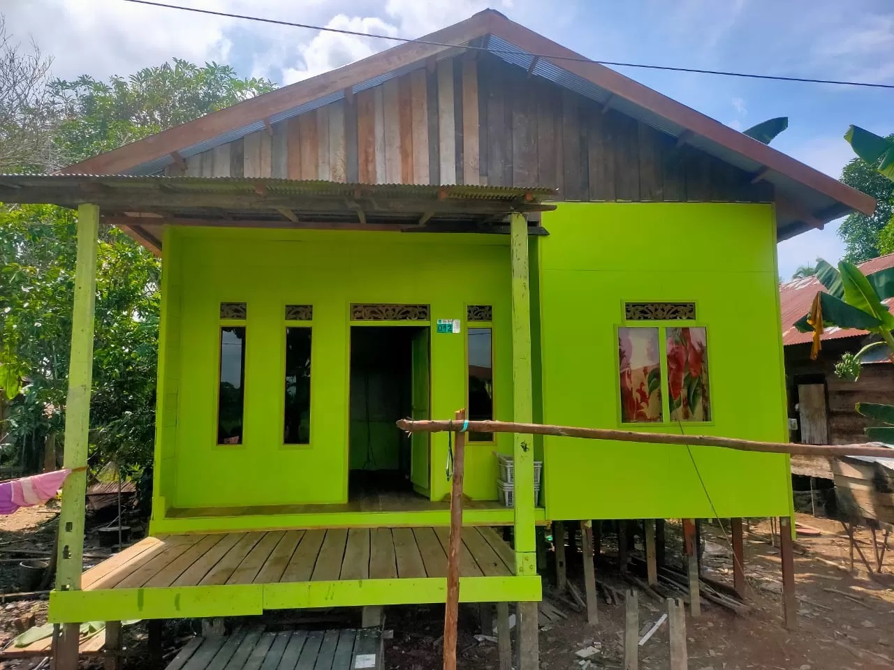 PROGRAM: Bedah rumah salah satu program yang dinanti oleh masyarakat HSU, khusus warga tidak mampu.(Foto: M Akbar/Radar Banjarmasin)
