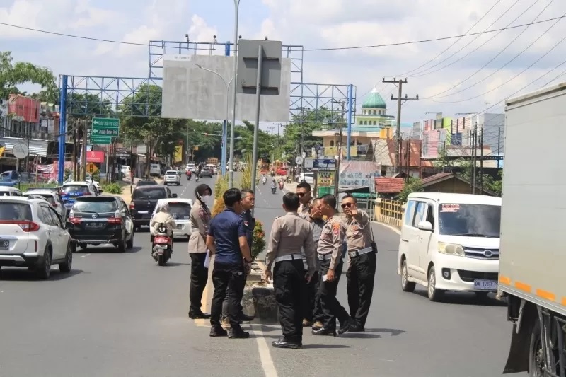 SURVEI: Sat Lantas Polres Banjarbaru dan Dishub Banjarbaru melakukan survei titik pemasangan kamera ETLE pada Selasa (30/1) siang. (FOTO: DISHUB BANJARBARU UNTUK RADAR BANJARMASIN)