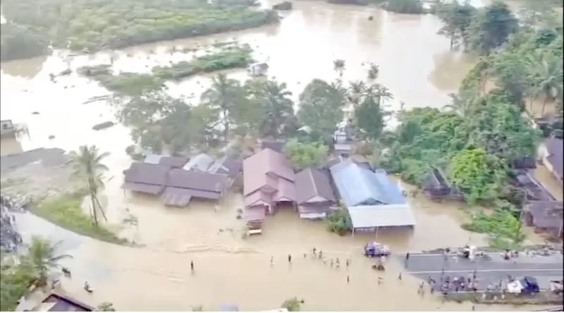 TERENDAM: Banjir menggenang Desa Mentewe, Kecamatan Mantewe, Kabupaten Tanah Bumbu pada Kamis (1/2) pagi. (FOTO: TANGKAPAN LAYAR VIDEO)