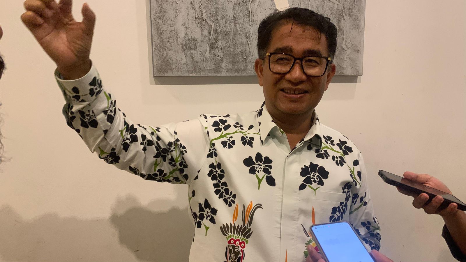Penjabat Gubernur Kaltim Akmal Malik memberikan keterangan kepada wartawan setelah mengikuti RUPS dengan sejumlah BUMD, Jum