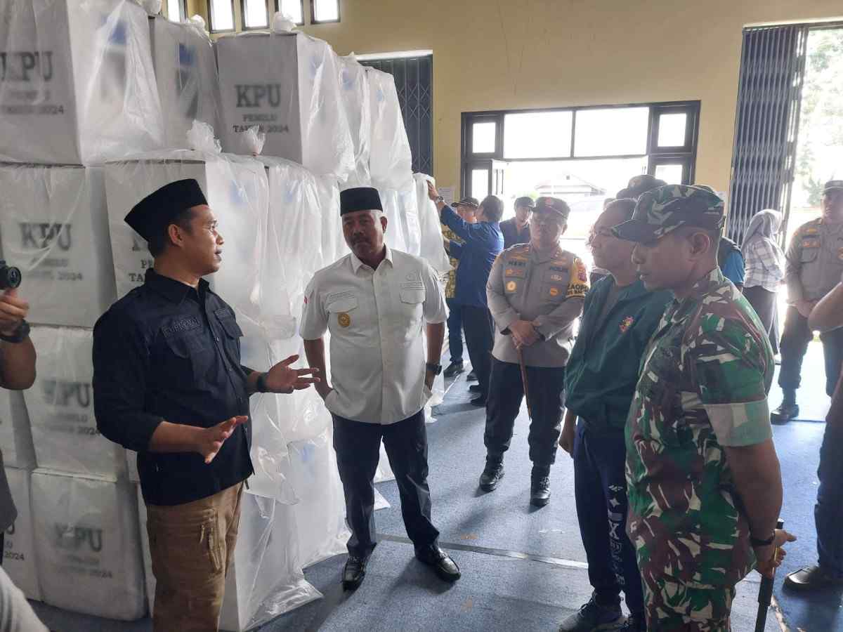 Bupati Kukar Edi Damansyah bersama Forkopimda saat meninjau persiapan distribusi logistik Pemilu 2024 di Sekretariat KPU Kukar (Elmo/Prokal.co)