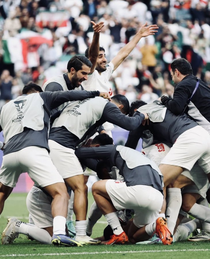 Pemain Iran rayakan kemenangan.