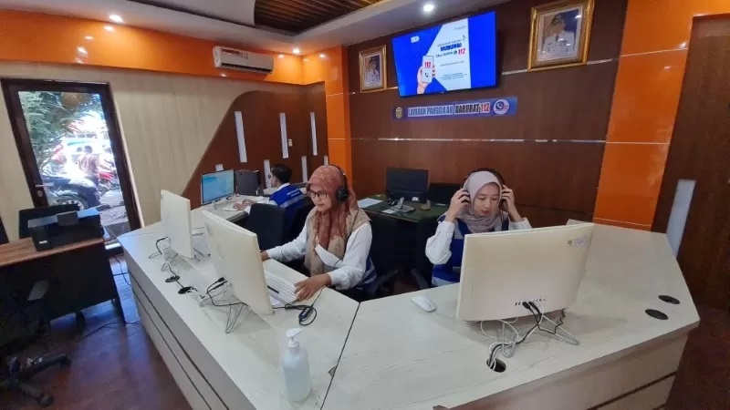 NOMOR DARURAT: Call Center 112 di Balai Kota Banjarmasin. Operator berjaga di sini selama 24 jam.