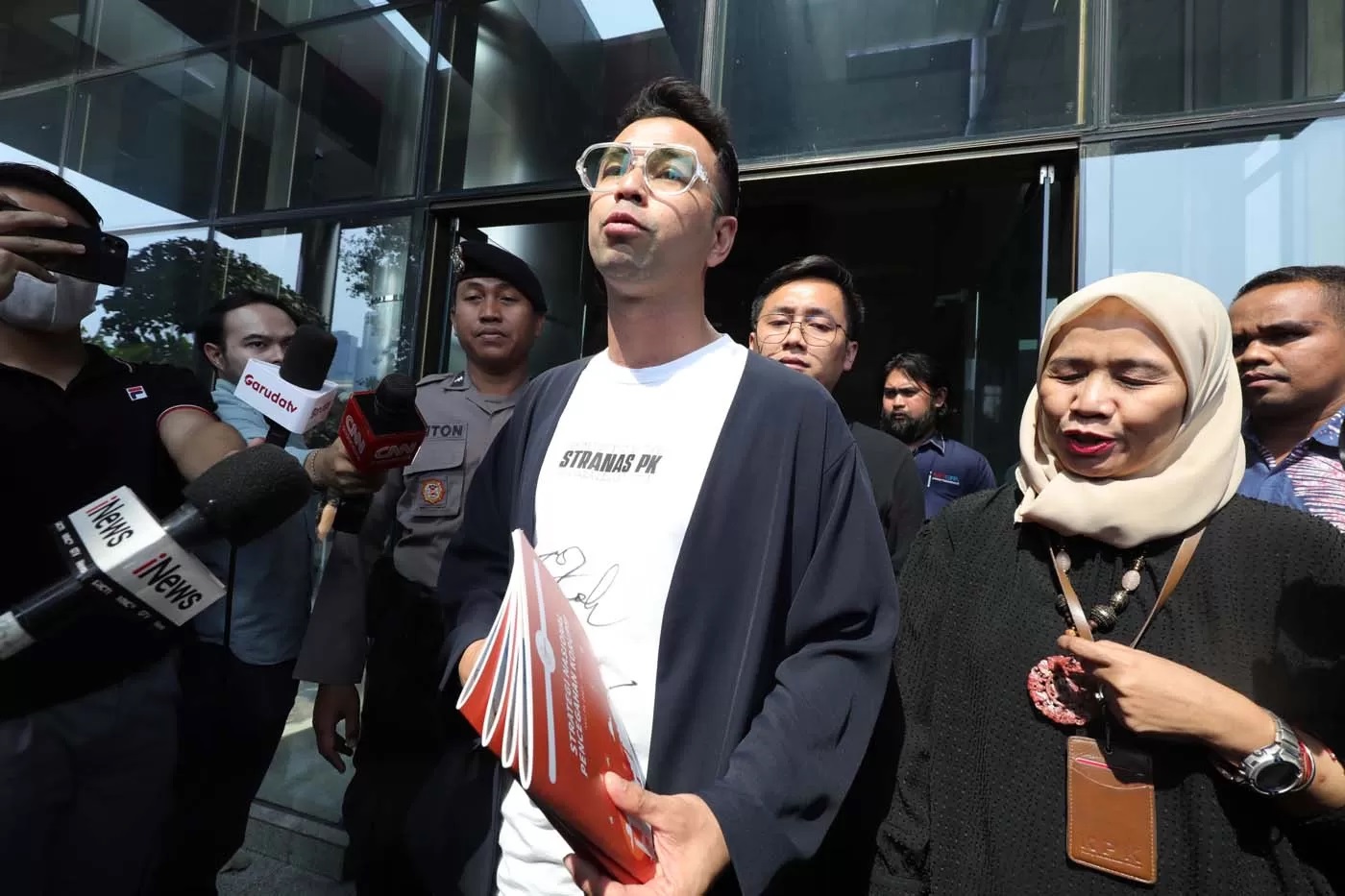 Raffi Ahmad berjalan meninggalkan Gedung KPK, Jakarta, Selasa (26/9/2023). (FEDRIK TARIGAN/ JAWA POS)