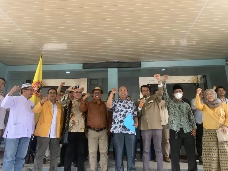 KAMPUS PERJUANGAN: Guru besar, dosen, dan mahasiswa ULM usai Deklarasi Kayu Tangi di depan gedung rektorat, Jumat (2/2). Deklarasi itu mencermati kondisi politik menjelang Pemilu 2024 yang mencemaskan