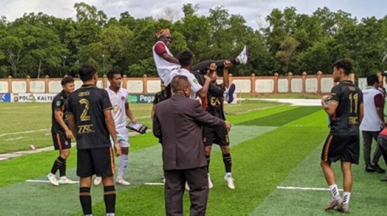MENANG: Para pemain Persekat merayakan kemenangan WO di Stadion Tuah pahoe dalam laga lanjutan babak play off degradasi Liga 2. (DODI/RADAR SAMPIT)