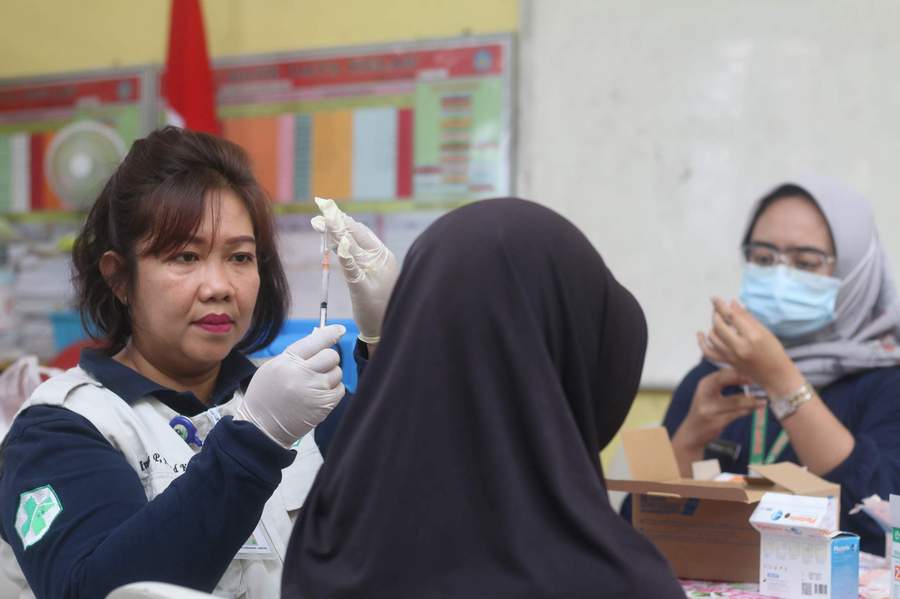 SASAR SISWA: Vaksinasi DBD oleh nakes dari Puskesmas Batu Ampar, Balikpapan Utara, menyasar anak usia sekolah di wilayah tersebut. Balikpapan Utara tergolong memiliki angka kasus DBD tertinggi.