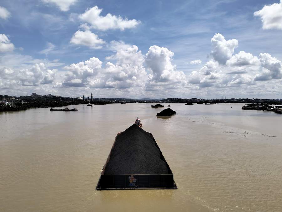 LEGAL: Kegiatan STS di Muara Jawa, Kukar, tetap mendapat pelayanan meski berada di luar kawasan kepabeanan.