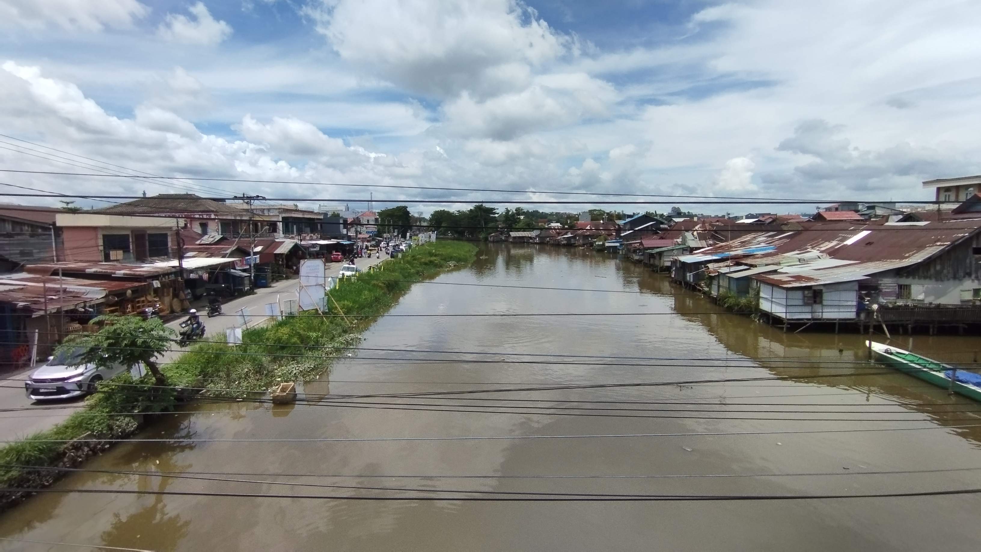 MENANTI PROGRAM: Bantaran SKM di seputar Jalan Tarmidi, Kecamatan Samarinda Kota, terlihat terabaikan setelah permukiman kumuh dibongkar tahun lalu, Jumat (2/2).