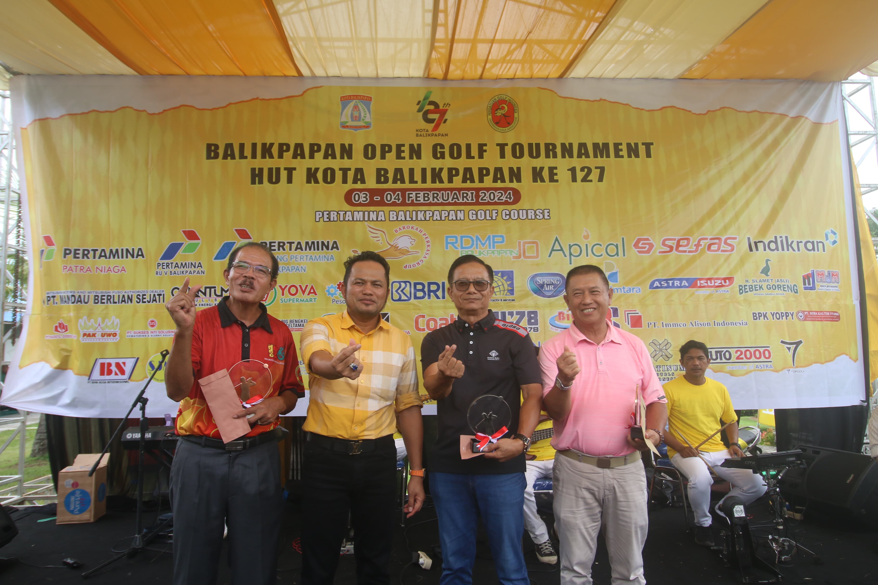 Anggota DPR RI Rudy Mas&rsquo;ud turut hadir dan menyerahkan hadiah kepada pemenang Balikpapan Open Golf Tournament 2024 di PBGC, Minggu (4/2/2024).