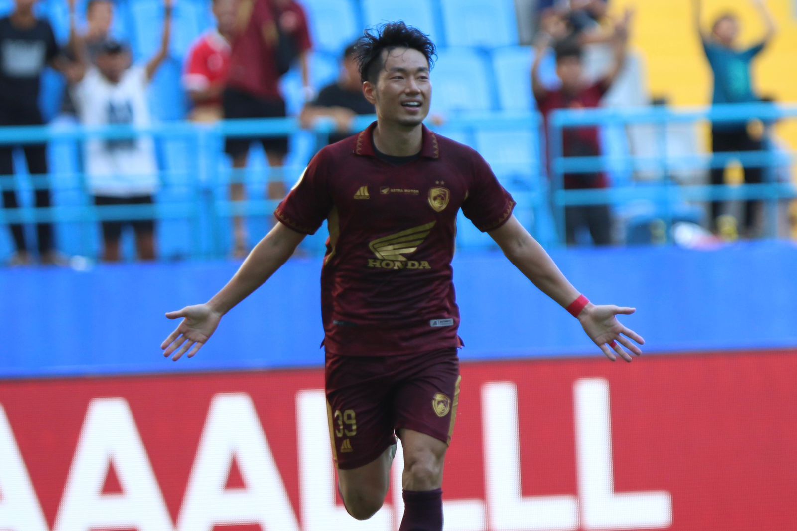 Dua gol Kenzo Nambu membantu PSM memetik kemenangan meyakinkan 4-0 atas Persita (jersey putih) pada matchweek 24 Liga 1 di Stadion Batakan, Minggu (4/2/2024).