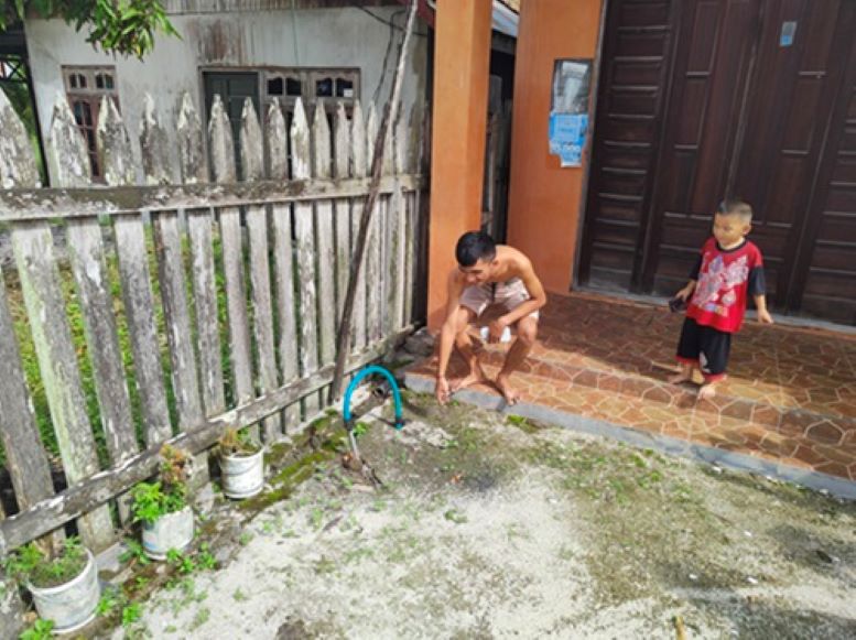 PENCURIAN : Andi (22) warga Jalan Mentaya Permai I, Kecamatan Baamang, Sampit memperlihatkan meteran PDAM miliknya yang hilang dicuri, Senin (29/1/2024) (FAHRY/RADAR SAMPIT)