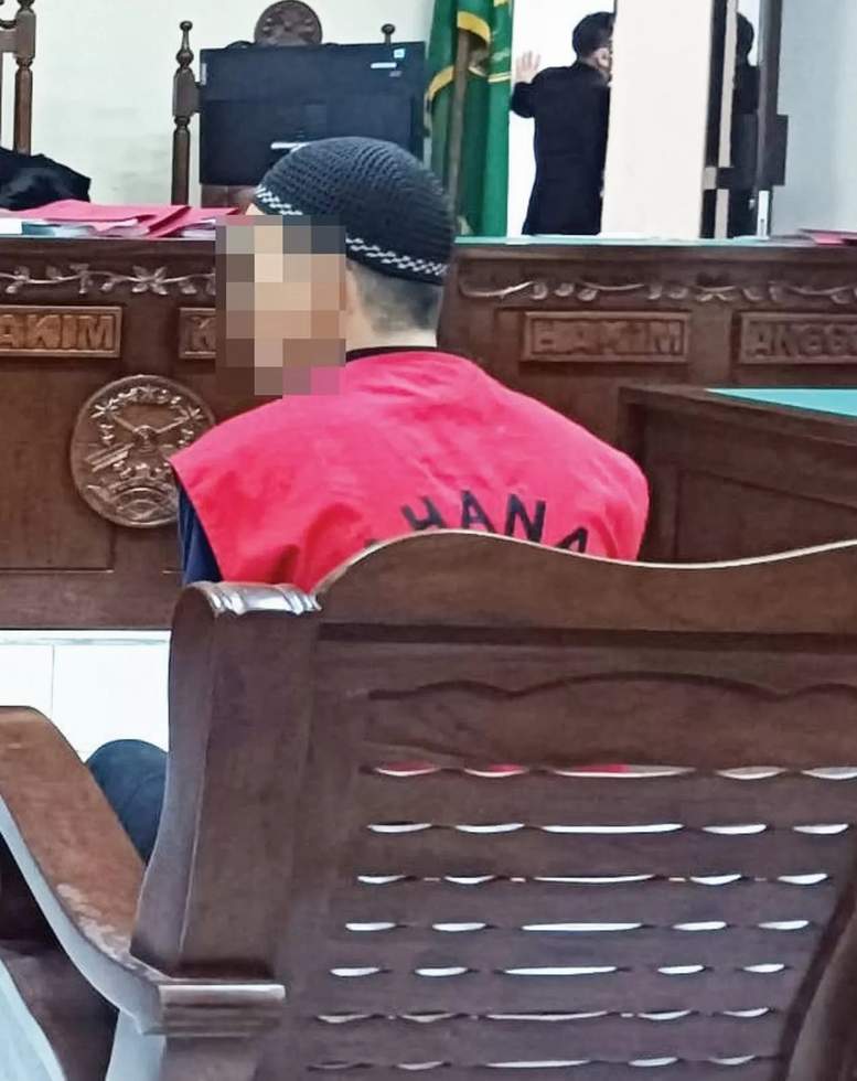 DENGARKAN TUNTUTAN: Terdakwa AN saat mendengarkan penyampaian Jaksa Penuntut Umum (JPU) Riana Dewi, yang menuntut 7 tahun penjara melalui sidang yang di gelar di PN Balikpapan, (31/1/2024) lalu. IST