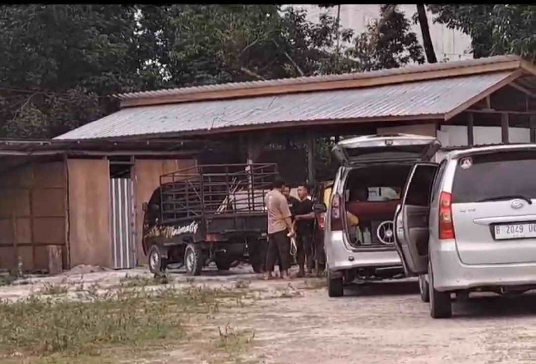 JUDI: Penggerebekan di arena judi Desa Kinjil, Kecamatan Kotawaringin Lama, Kabupaten Kotawaringin Barat, Kamis (1/2/2024). (ISTIMEWA/RADAR PANGKALAN BUN)