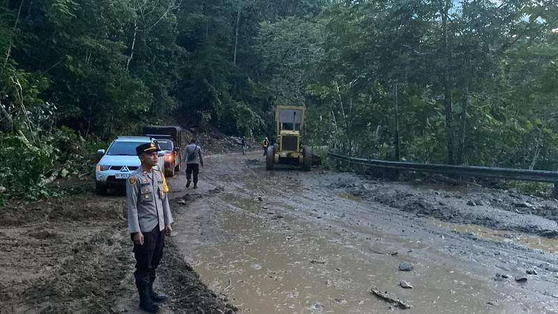 MASIH LICIN: Jalan Trans Batulicin-Kandangan sudah bisa lalui, namun pengguna jalan diimbau berhati-hati.(Foto: Polsek Mantewe untuk Radar Banjarmasin)