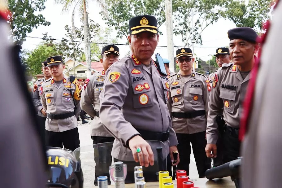 PENGECEKAN: Kapolresta Pontianak, Kombes Pol Adhe Hariadi melakukan pengecekan dan pemeriksaan persiapan personel, sarana, dan prasarana untuk mengamankan pelaksanaan Pemilu 2024. (ISTIMEWA)