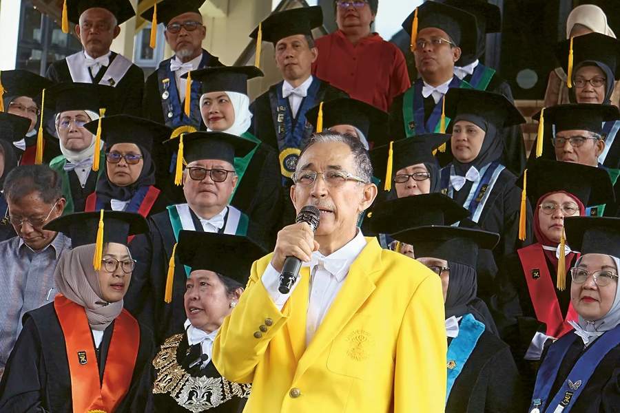MENGUTUK INTIMIDASI: Rektor Universitas Indonesia (UI) periode 2014-2019 Muhammad Anis serta sejumlah sivitas akademikia UI saat menyampaikan deklerasi kebangsaan di Depok, Jumat (2/2). (SALMAN TOYIBI