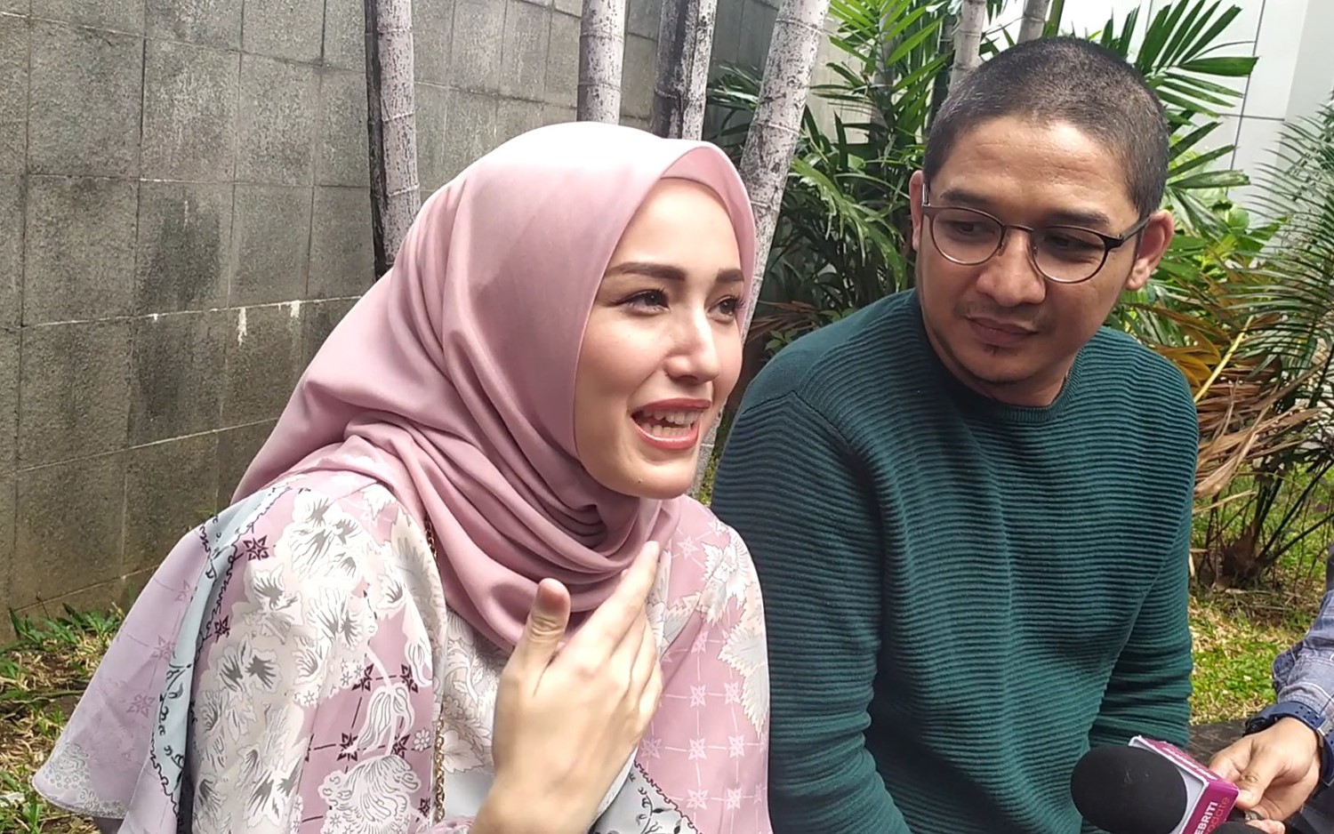 URUSAN HATI: Pengakuan Okie Agustina ke publik yang curhat kepada Pasha Ungu terkait masalah rumah tangganya, membuat Adelia Wilhelmina (kiri) sempat terbakar cemburu dan sakit hati.