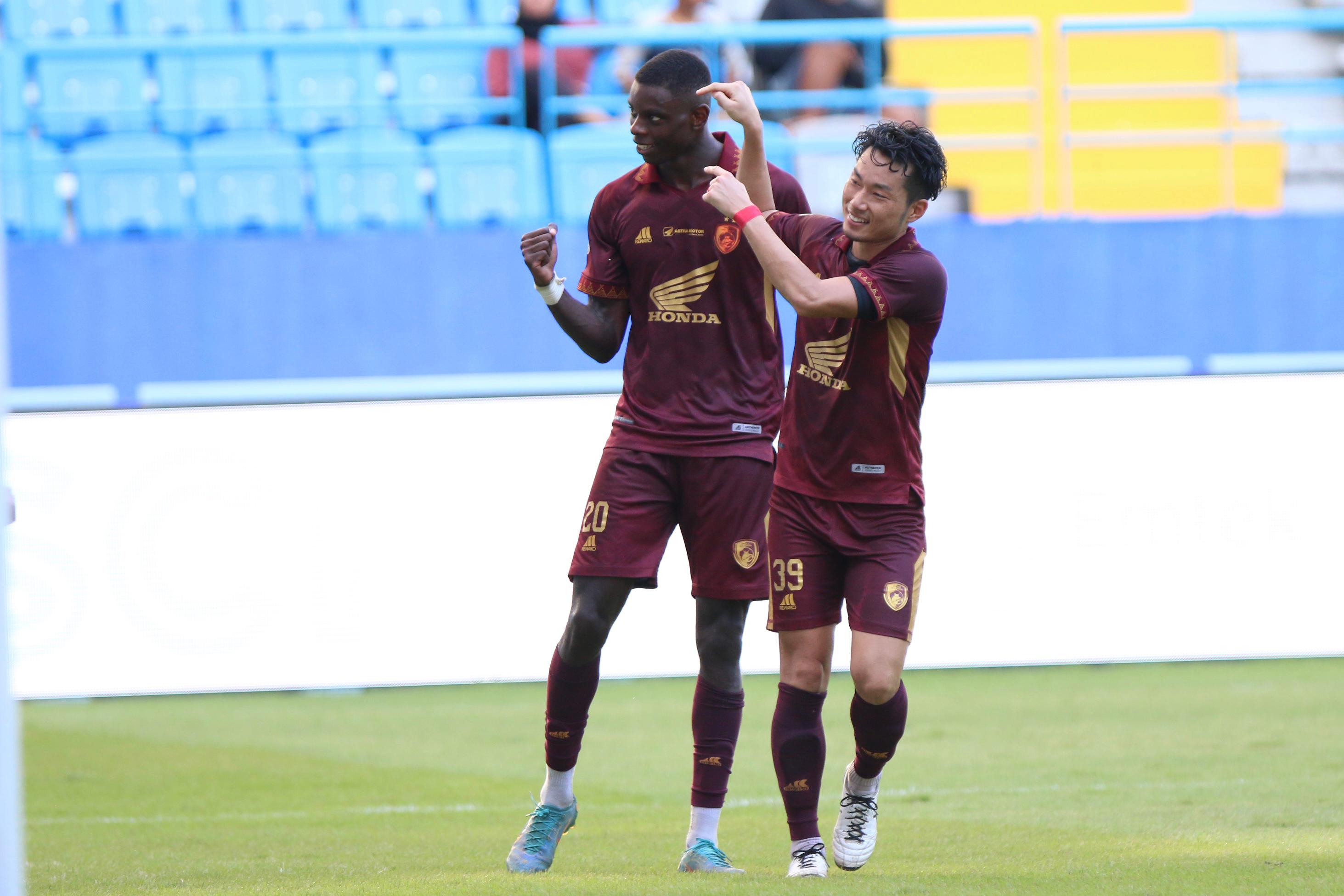 BRACE: Adilson Gancho Da Silva dan Kenzo Nambu (kanan) sama-sama mencetak dua gol bagi kemenangan 4-0 PSM Makassar atas Persita Tangerang di Stadion Batakan kemarin.  &nbsp;ANGGI PRADITHA / KP  &nbsp;