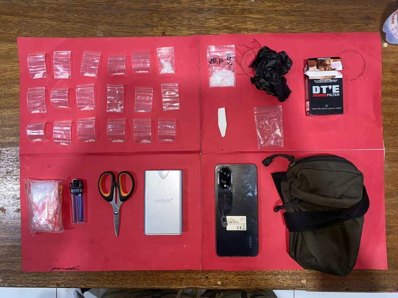 BARANG BUKTI: Petugas berhasil mengamankan dua terduga pelaku penyalahgunaan narkoba dengan dua barang bukti sabu-sabu.