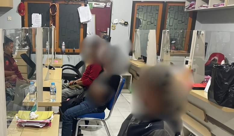 DILAKUKAN INTEROGASI. Ketiga pelaku perkelahian dan pengrusakan warung makan menyerahkan diri ke Mako Polres Tarakan, Kamis (1/2).(POLRES TARAKAN UNTUK HRK)