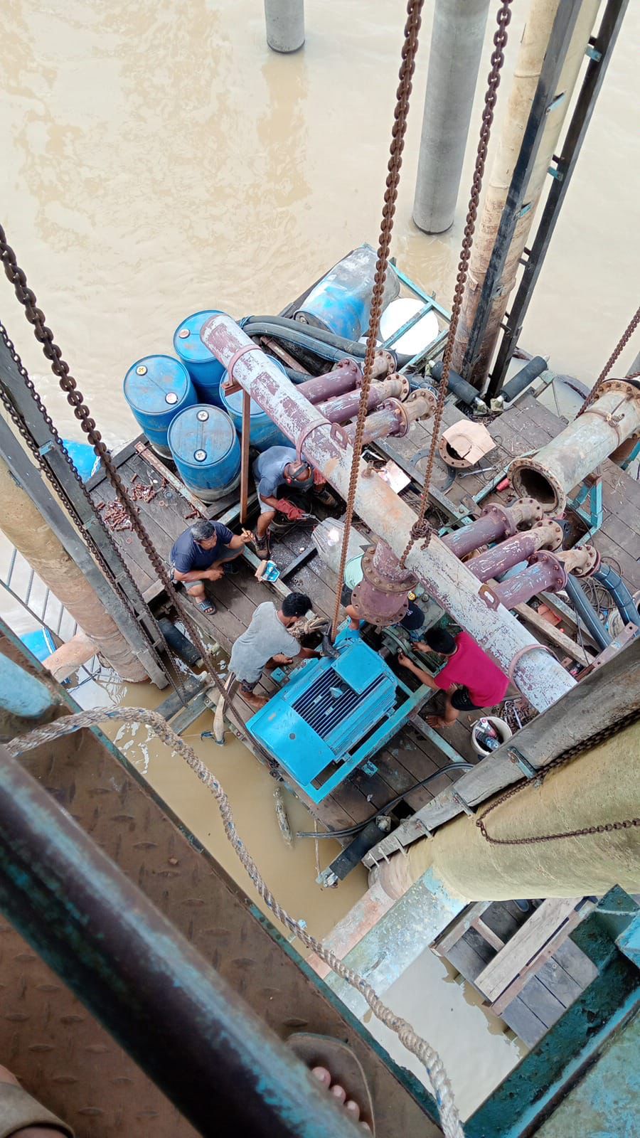 PERBAIKAN: Petugas PDAM berupaya memperbaiki kerusakan pompa sedot induk agar masyarakat bisa menikmati air bersih.