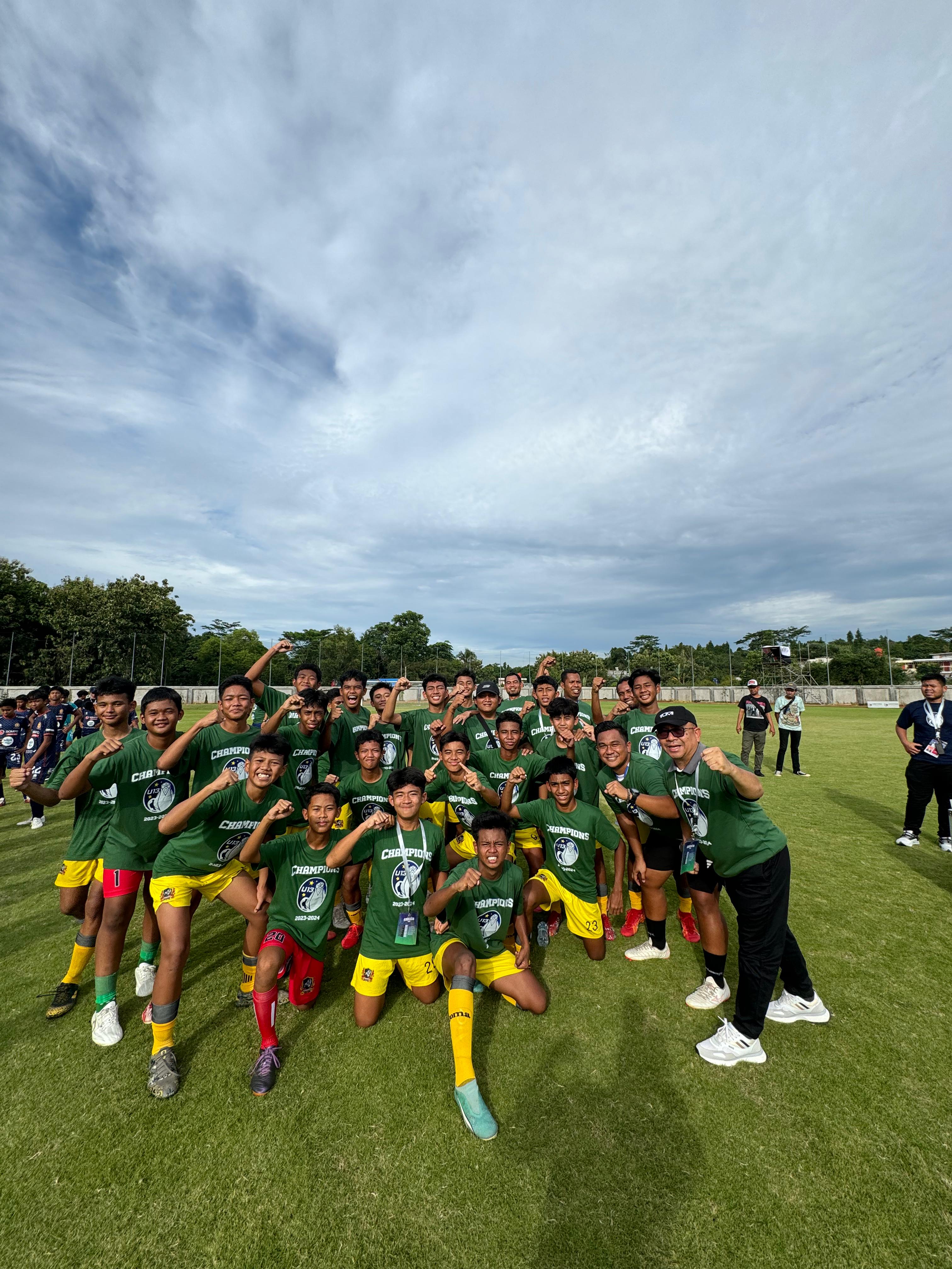 SELEBRASI: Pemain Persikutim merayakan keberhasilan mereka meraih gelar juara Piala Soeratin U-13.