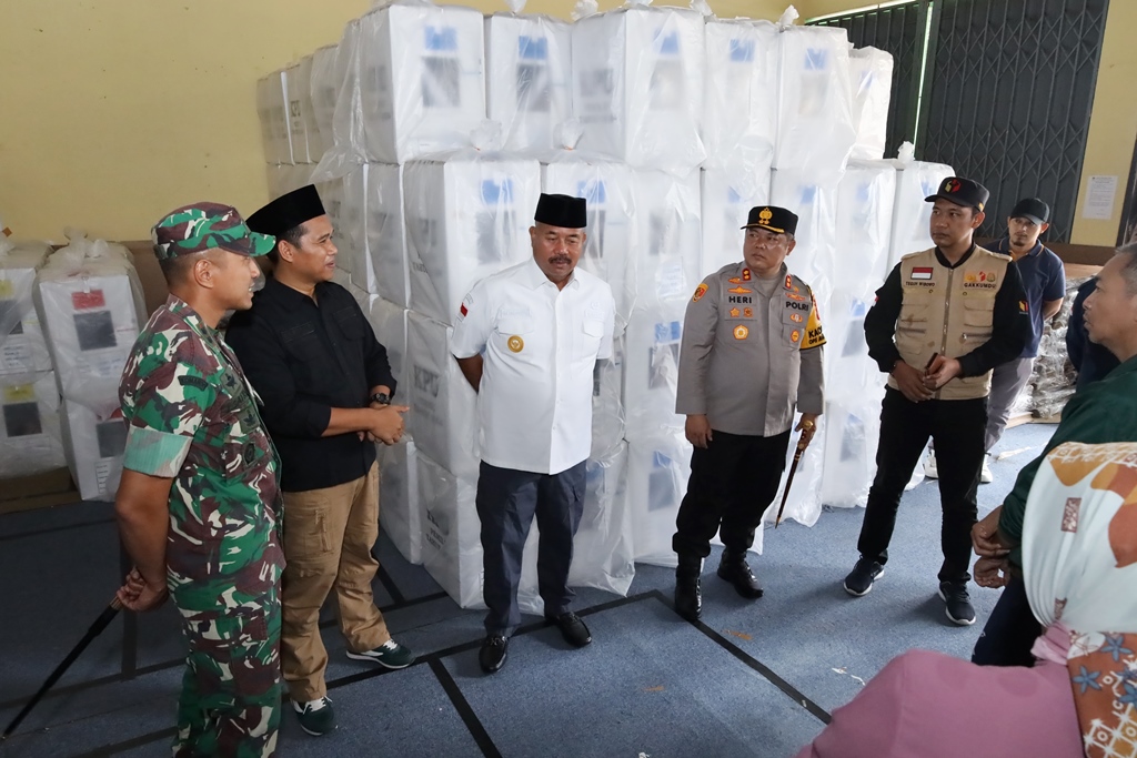 PENINJAUAN: Bupati Edi Damansyah bersama unsur FKPD meninjau persiapan distribusi logistik pemilu di KPU Kukar.