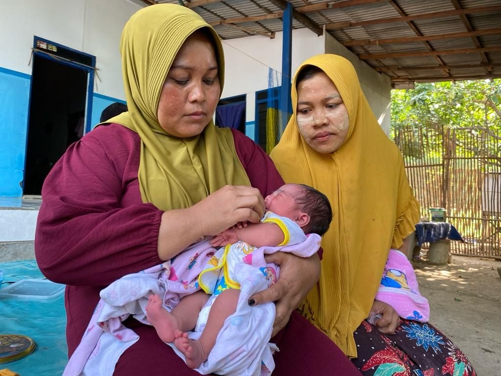 Bayi Amira Anisatul Nisak didampingi ibunya di Camplong, Sampang, Madura.