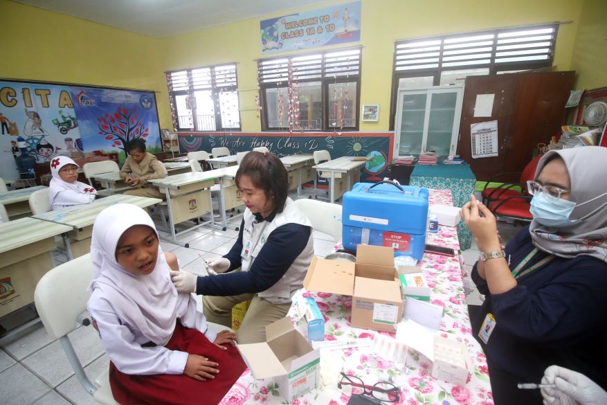 Pemberian vaksin dengue dilakukan kepada siswa sekolah, karena habitat nyamuk Aedes aegypti aktif menggigit pagi hingga sore hari, yang merupakan waktu aktivitas anak sekolah.