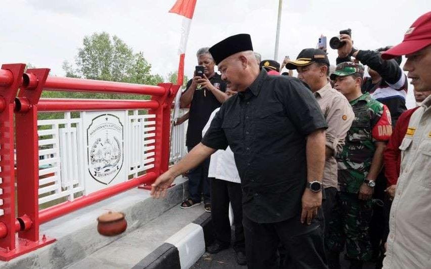Bupati Kukar Edi Damansyah saat meresmikan Jembatan Sambera, Muara Badak dengan pemecahan kendi bersama warga (Istimewa)