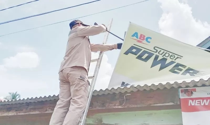 DICOPOT: Salah satu reklame di Batulicin Tanah Bumbu yang ditertibkan Satpol PP karena tidak taat pajak, baru-baru tadi. (FOTO: BAPENDA TANBU UNTUK RADAR BANJARMASIN)