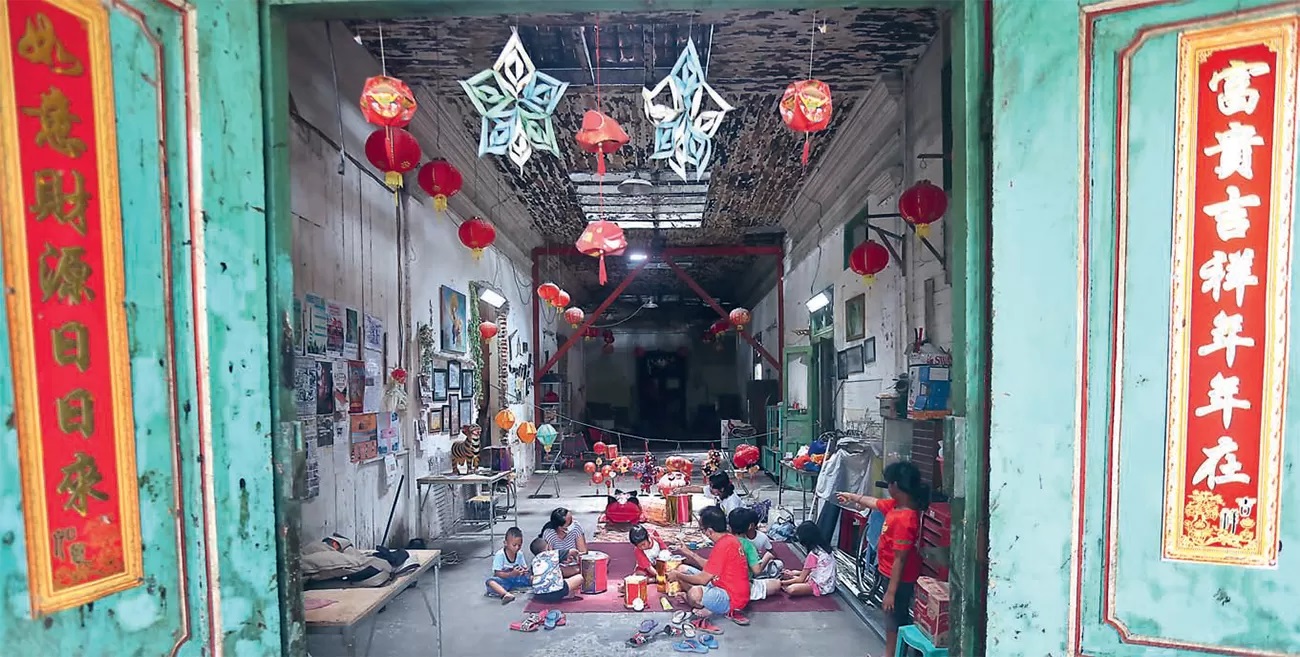 GUYUB: Anak-anak Kampung Tambak Bayan berkreasi bersama dengan didampingi warga dewasa di aula Tha Yang beberapa waktu lalu.