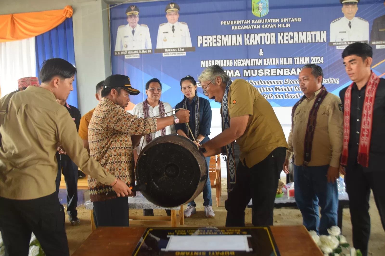 RESMIKAN: Bupati Sintang saat meresmikan Kantor Camat Kayan Hilir yang baru, di Desa Mombai Begununk Kecamatan Kayan Hilir, Jumat (2/2) lalu. (PROKOPIM FOR PONTIANAK POST)