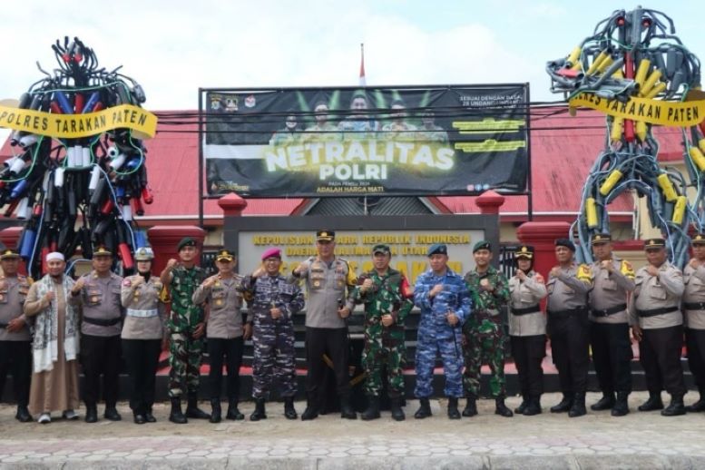 KNALPOT BRONG: Dua patung robot yang terbuat dari knalpot brong dipajang di depan Mapolres Tarakan. FOTO: DOK POLRES TARAKAN