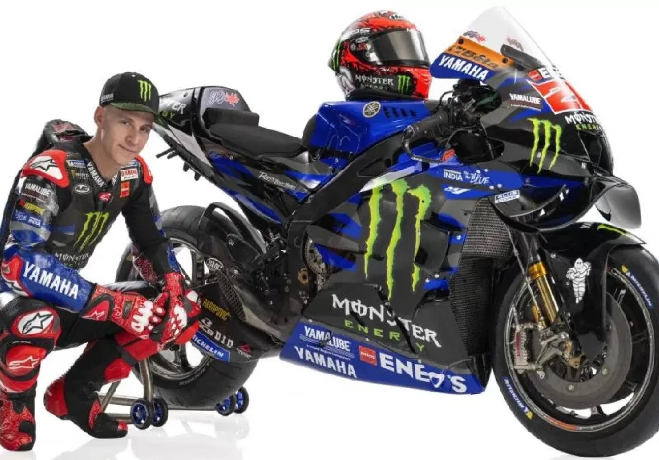Fabio Quartararo berfoto dengan motor YZR-M1 yang akan menjadi tunggangannya untuk mengarungi MotoGP 2024.
