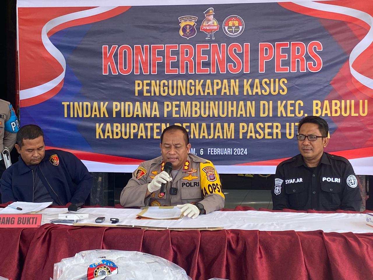 Polres PPU menggelar konferensi pers pengungkapan kasus pembunuhan satu keluarga di Kecamatan Babulu, PPU, yang terjadi Selasa (6/2/2024) dinihari.