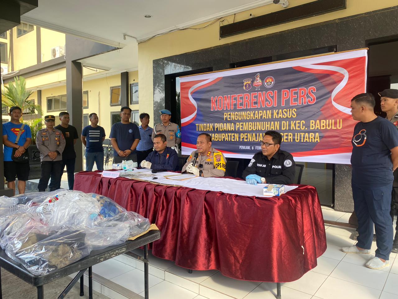 Polres PPU menggelar konferensi pers pengungkapan kasus pembunuhan satu keluarga yang terjadi di Babulu, PPU, Selasa (6/2/2024) dinihari.