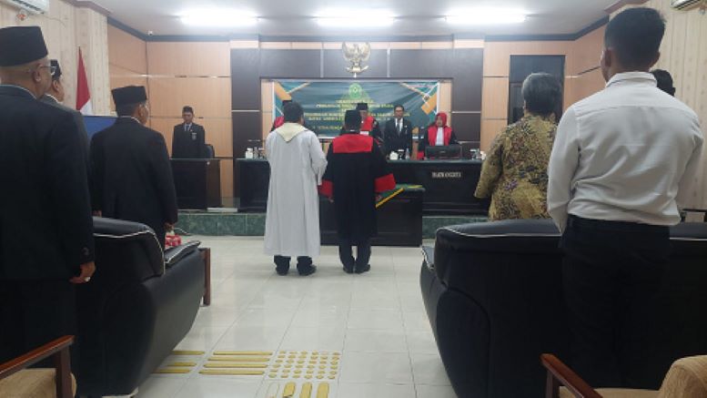 Ketua PT Kaltara melantik dan mengambil sumpah Wakil Ketua PT.